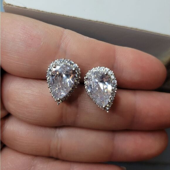 Water drop crystal stud earrings - Picture 2 of 7